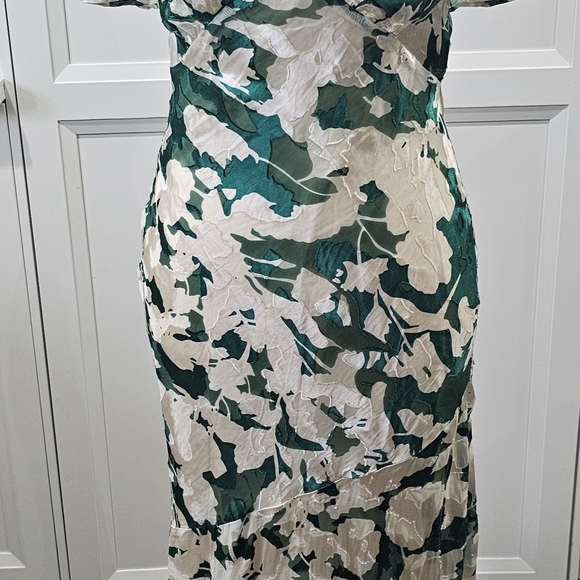 Elegant Green and Cream Floral Dress - Picture 1 of 9